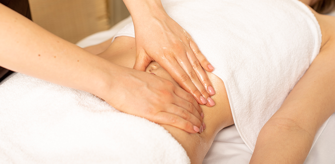 オイルマッサージを受ける女性